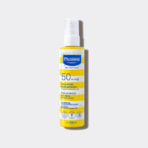 Protégez efficacement la peau de bébé avec le Spray Lait Solaire Mustela SPF 50+ 200ml. Très haute protection UVA/UVB, sans parfum, résistant à l’eau, dès la naissance.