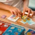 Nathan J’achète est un jeu éducatif dès 3 ans pour apprendre à faire les courses comme les grands, développer le langage, la logique et l’autonomie en jouant.