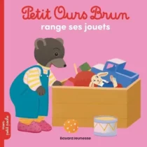 Avec “Petit Ours Brun range ses jouets”, aidez votre enfant à adopter les bons réflexes du rangement dès le plus jeune âge. Un livre tendre et éducatif dès 18 mois.