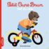 Avec Petit Ours Brun fait du vélo , accompagnez votre enfant dans ses premières expériences à deux roues. Un livre cartonné dès 18 mois pour encourager l’autonomie et la confiance.